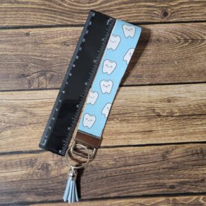 Dental wristlet